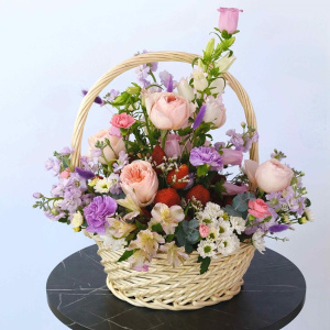 Корзина с цветами и ягодами: пионовидные розы, колокольчики, клубника, черешня и голубика