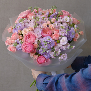 Ароматная маттиола и кустовые розы в букете "Сладкое помешательство"