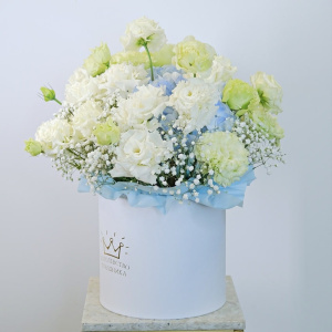 Эустома, гортензия и гипсофила в коробке