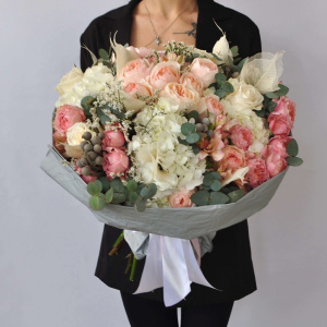 Пионовидные розы Джульетта и гортензия в большом букете