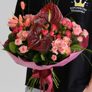 Антуриум и кустовые розы в авторском букете "Barberry Mood"