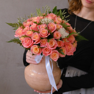 Букет в вазе. Волшебные персиковые розы, 59 шт