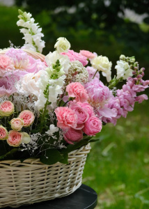 Пионы, антирринум и розы в большой корзине