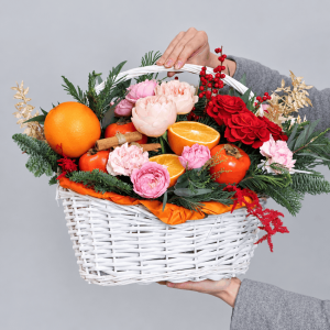 Корзина с цветами и фруктами "Апельсиновый грог"