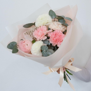 Ранункулюсы (Лютики) и диантусы в нежном букете