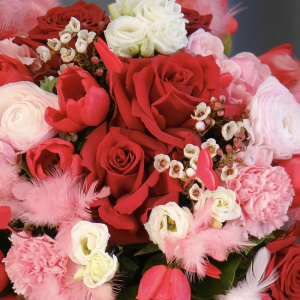 Ранункулюсы и тюльпаны в букете «Опасная красота»