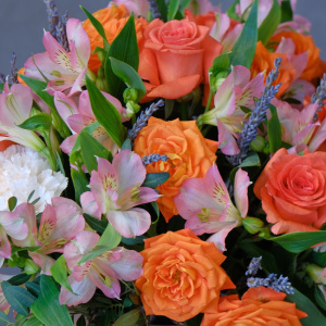 Яркие оранжевые розы и лаванда в коробочке "Пламенный закат"