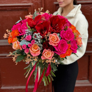 Красные амариллисы и розы в шикарном букете "Танец огня"