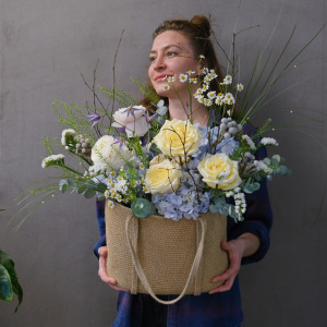 Букет в сумке: голубая гортензия и пионовидные розы "Пикник у синего ручья"