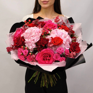 Гортензии и ароматные розы в букете "Розовая пантера"