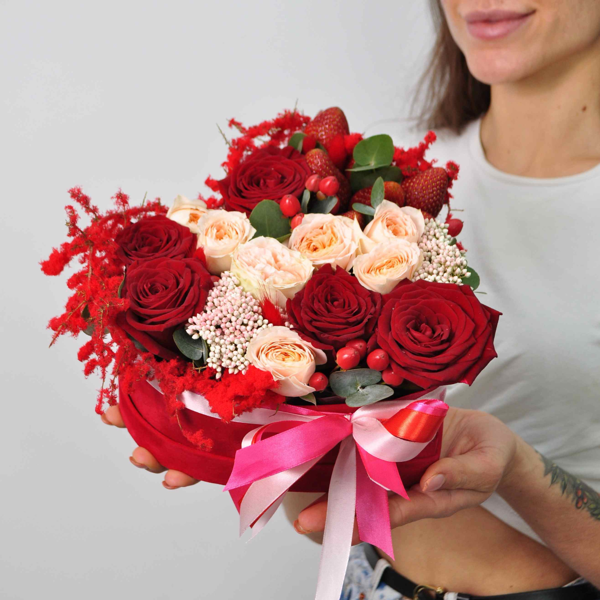 Красные розы и клубника в коробке - сердце