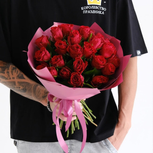 25 красных роз 40 см с зеленью в букете "Саванна"