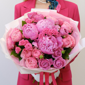 Пионы и пионовидные розы в букете "Тайна розового ветра"