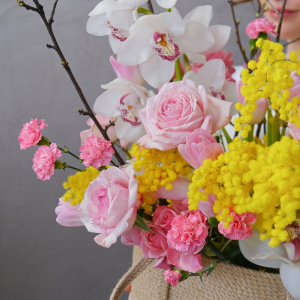 Орхидея Цимбидиум и пионовидные розы Охара в сумке ручной работы "Медовая орхидея"