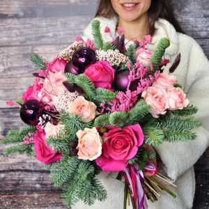 Нобилис и ароматные розы Пинк Флойд в букете «Сиреневое сияние»