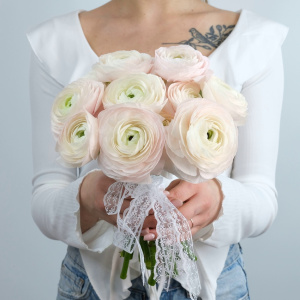 Букет невесты с ранункулюсами и кружевной лентой