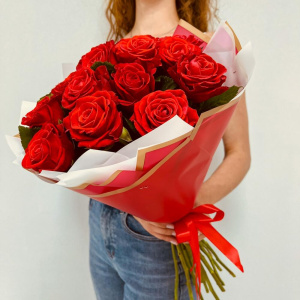 15 алых роз