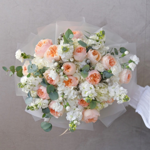 Ароматная маттиола и пионовидные розы Джульетта в букете "Миллион долларов"