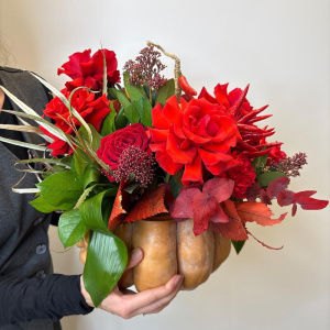 Цветы в тыкве! Французские розы в красном букете