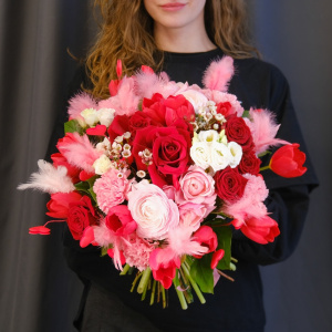 Ранункулюсы и тюльпаны в букете «Опасная красота»