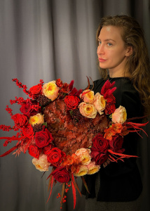 Авторский букет с декоративным центром: пионовидные розы и ягоды илекса 