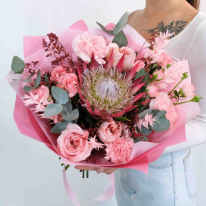 Африканская роза (Протея) в ярком букете