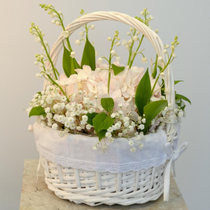 Ландыши и розовая гортензия в корзинке