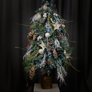 Ёлка из нобилиса и сосны в деревянном ящичке с декором, 120 см