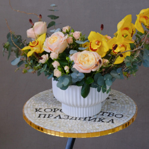 Орхидея Цимбидиум в интерьерной композиции в кашпо