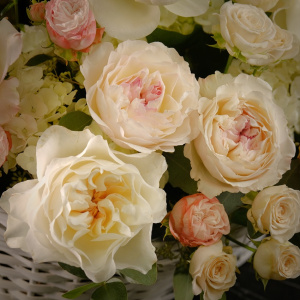 Кустовые и дорогие пионовидные розы в пышной ароматной корзине