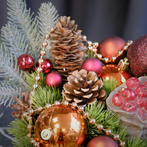 Новогодняя композиция с сувениром в ящичке "Прячьте орешки!" (искусственная)