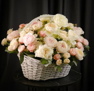 Кустовые и дорогие пионовидные розы в пышной ароматной корзине
