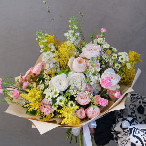 Мимоза, ранункулюсы и розы в букете "Весенняя роскошь"