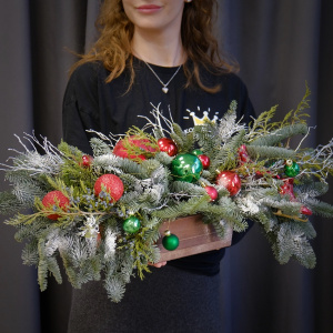 Яркая новогодняя композиция в деревянном ящике в красных оттенках