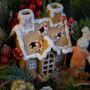 Новогодняя композиция "Пряничный домик" (искусственная)