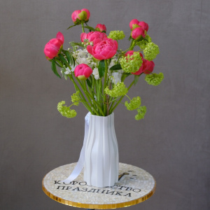 Букет в вазе. Коралловые пионы, маттиола и яркая зелень