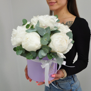 Белые пионы в коробочке с эвкалиптом, 7 штучек