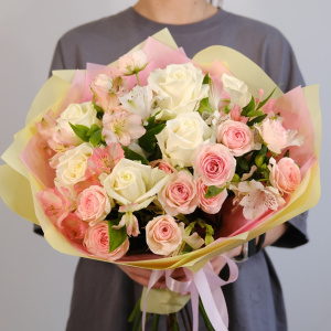 Розы и альстромерии в нежном букете "Нежная элегия"