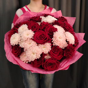 Уже собран! Ароматные розы и кружевная хризантема в пышном букете