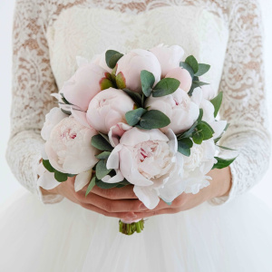 Белые пионы для изящной невесты в букете «Пленительное счастье»