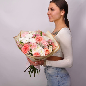 Хризантема, альстромерия и розы в нежном букете "Персиковый поцелуй"