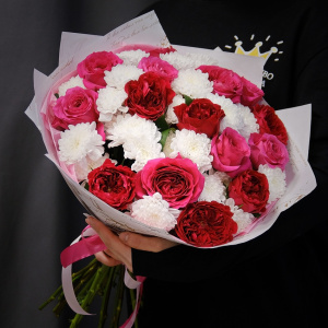 Пионовидные английские розы и хризантемы в букете "Той, что в моем сердце"