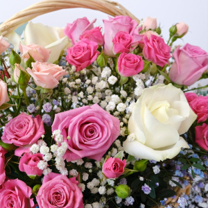 Кустовые розы и гипсофила в корзине "Моё сердце лишь твоё"