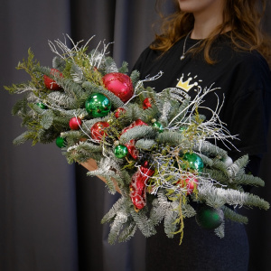 Яркая новогодняя композиция в деревянном ящике в красных оттенках