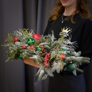 Яркая новогодняя композиция в деревянном ящике в красных оттенках