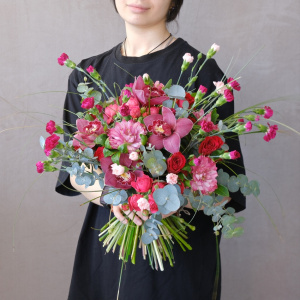 Бордовые орхидеи и альстромерии в садовом букете