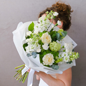 Гортензии и пионовидные розы в букете "Фарфоровый сад"