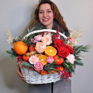 Корзина с цветами и фруктами «Апельсиновый грог»