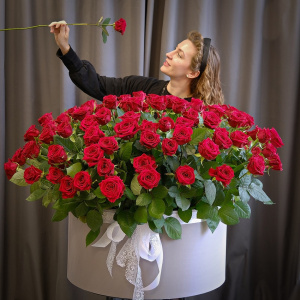 Букет гигант: красные ароматные розы в коробке, 151 штучка