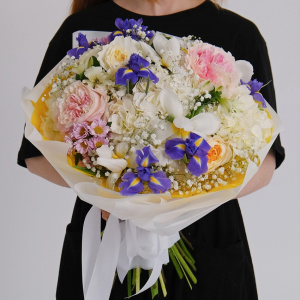 "Дофаминовый букет": ирисы, тюльпаны, гипсофила и гортензии